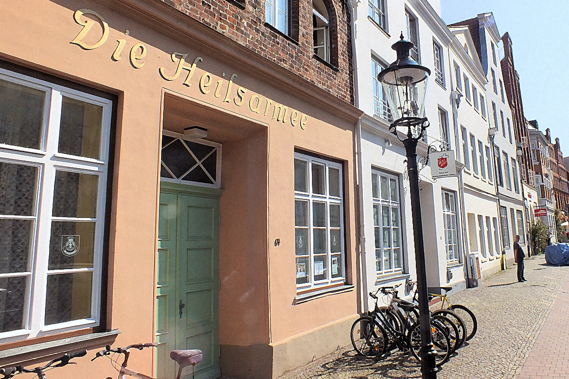 Das Gebäude der Heilsarmee und deren grünen Eingangstür in Lübeck